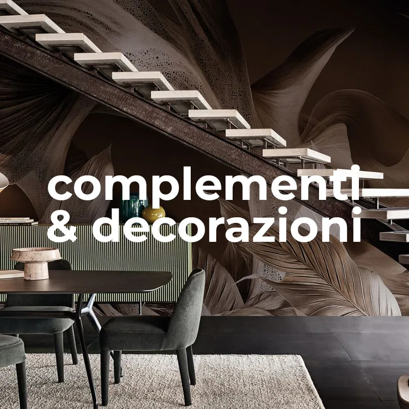 Zona pranzo sotto scala sospesa con carta da parati botanica, credenza a doghe, tavolo scuro e sedie imbottite verdi