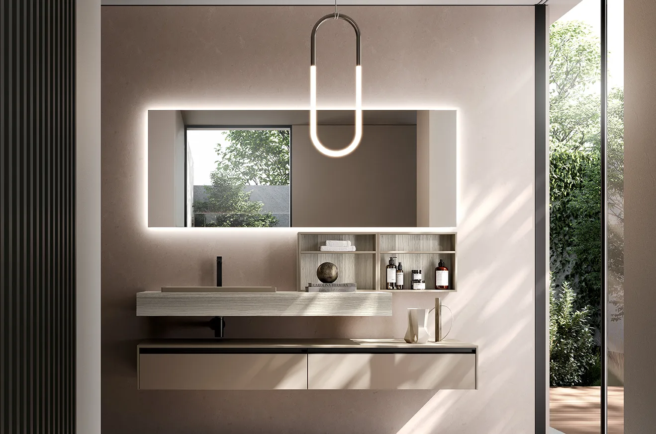 Bagno di design con mobile sospeso in legno chiaro, specchio retroilluminato a tutta larghezza, lampada a U e doppia vetrata con vista giardino