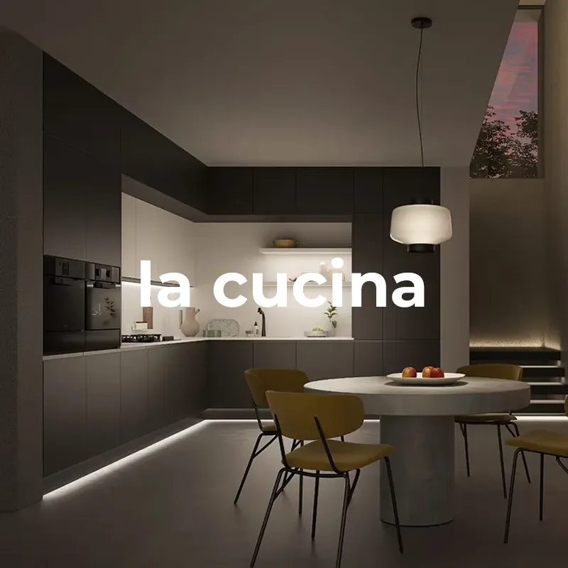 Cucina moderna in tonalità scure con illuminazione LED sottopensile, tavolo rotondo e sedie giallo senape in ambiente serale