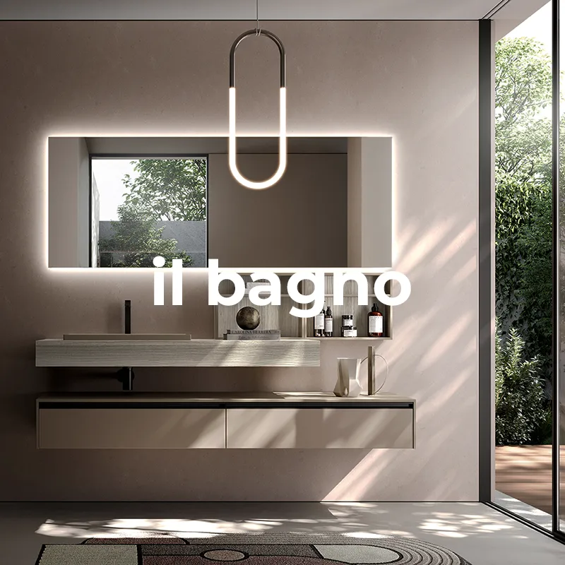 Bagno elegante con mobile sospeso in tonalita sabbia, specchio retroilluminato, lampada a sospensione ovale e parete in boiserie scura