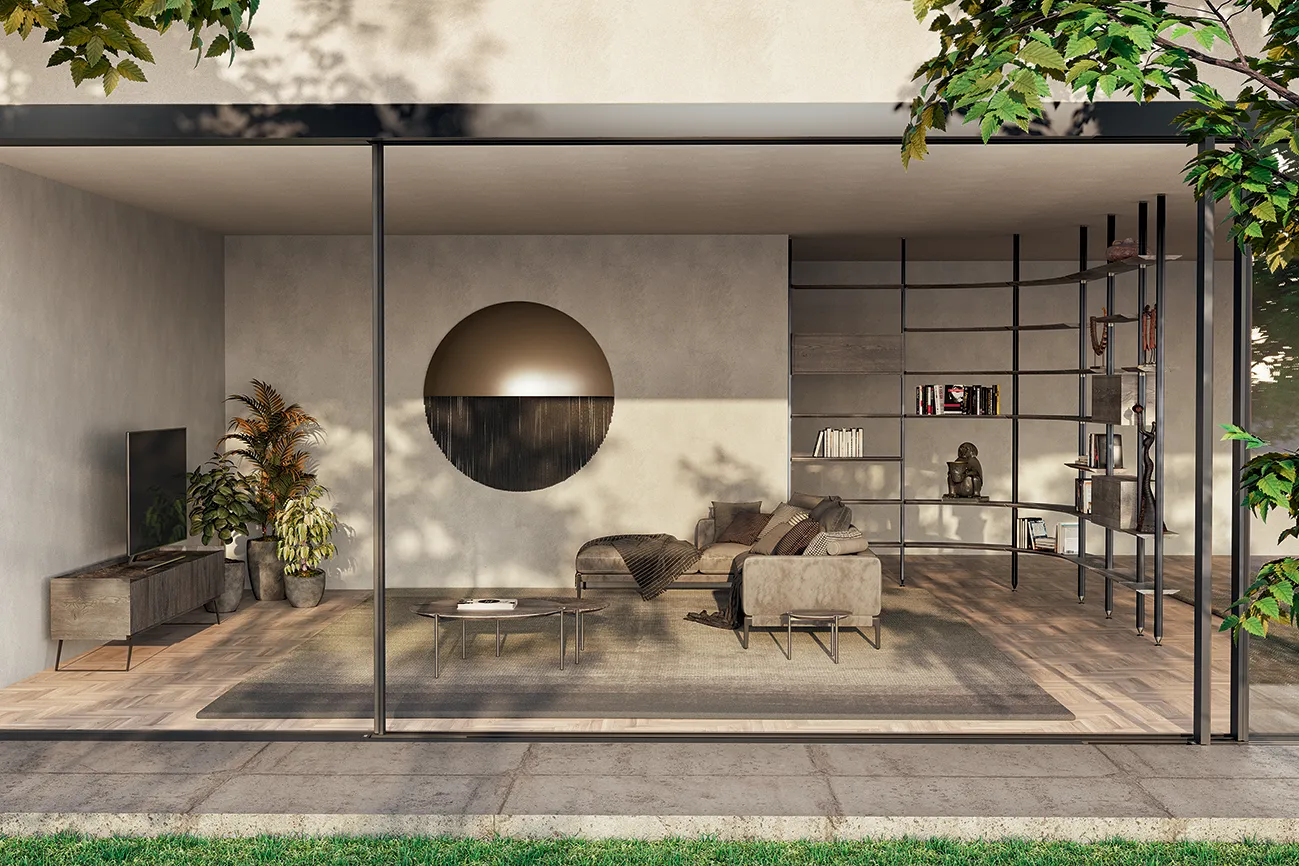 Living contemporaneo visto attraverso ampie vetrate con divano modulare, libreria a giorno e specchio circolare decorativo