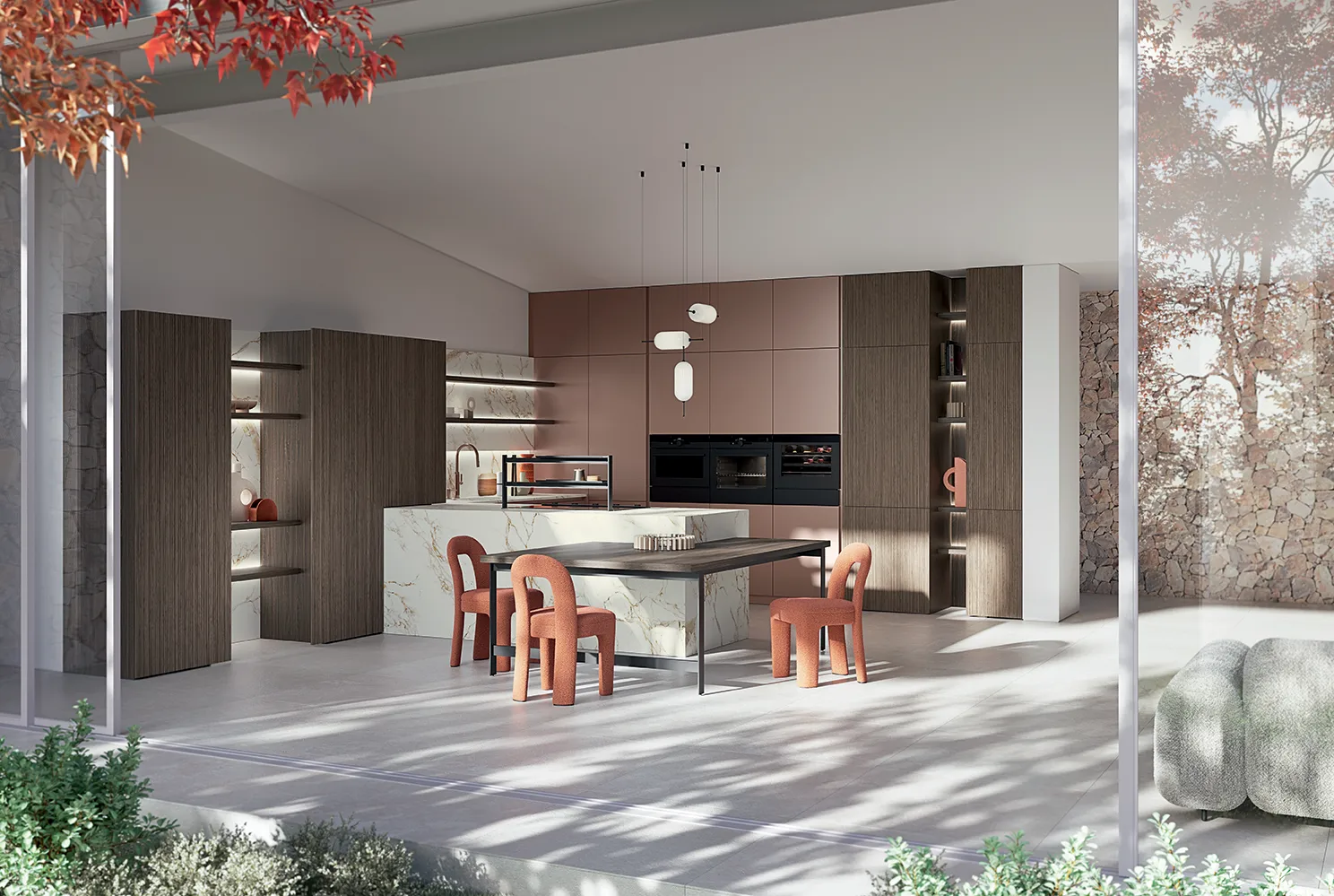 Cucina open space con isola in marmo, boiserie in legno scuro e sedute colorate, aperta verso l'esterno con ampie vetrate