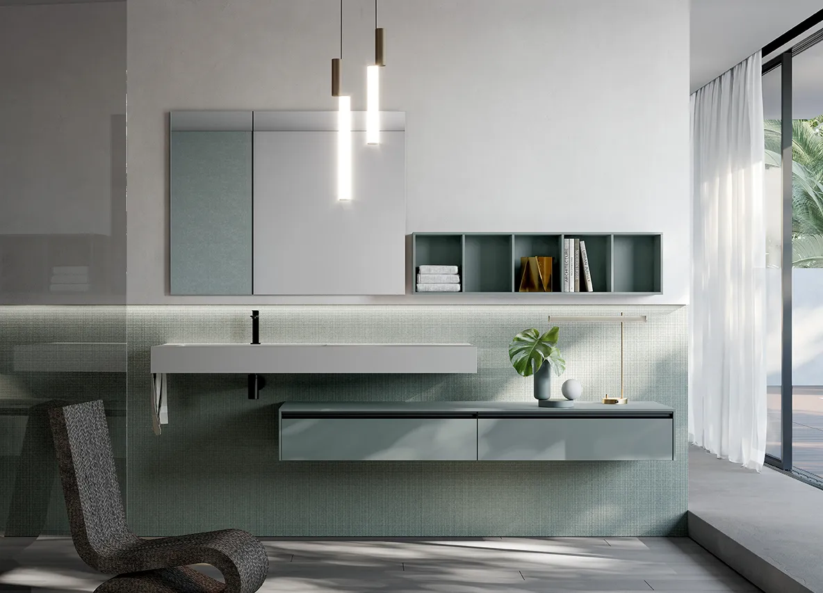 Bagno moderno con mobile sospeso in verde salvia, specchio a tutta larghezza, pensili a giorno e lampade a sospensione cilindriche