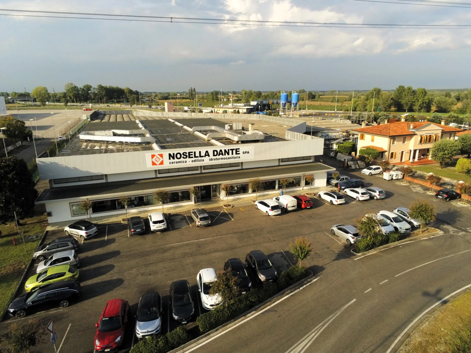 Sede centrale Nosella Dante SpA a Portogruaro, vista aerea del punto vendita ceramica, edilizia e idrotermosanitaria