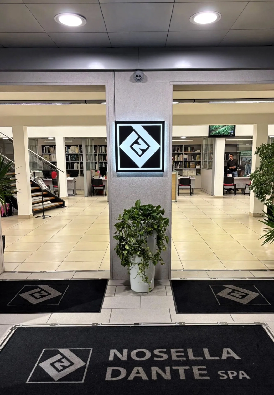 Ingresso dello showroom Nosella Dante SpA con logo, area espositiva ceramica e arredobagno